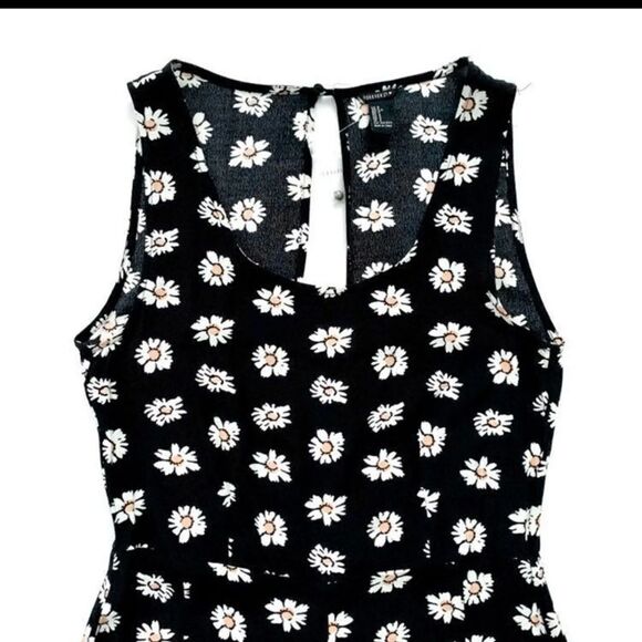 🎄Forever 21 Daisy Print Romper - Picture 4 of 10